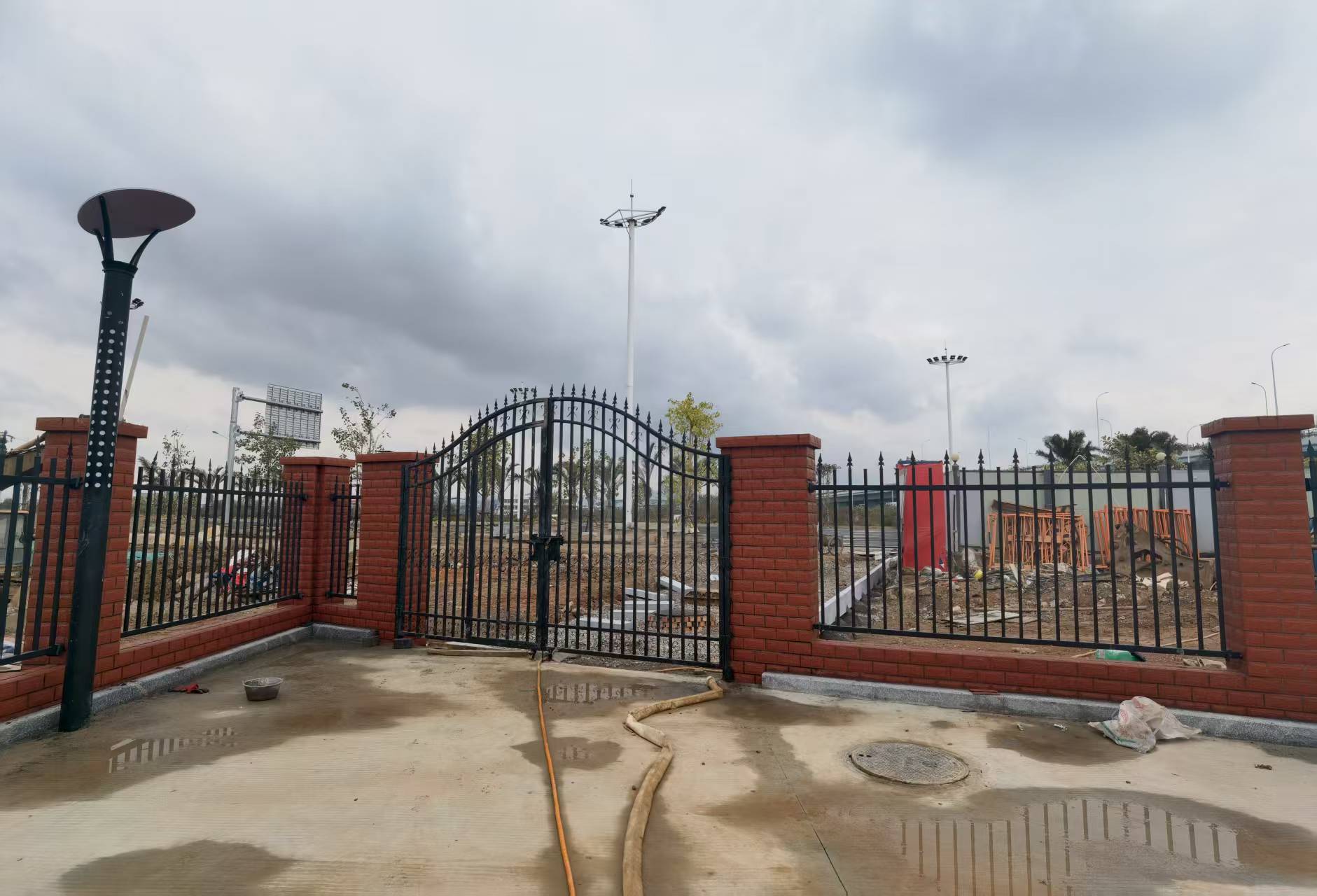 不锈钢丝网产品，银色金属质感，规则网格排列