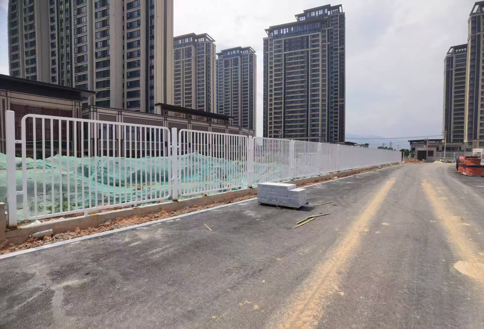 塑料筛网产品，白色材质，轻质网格结构