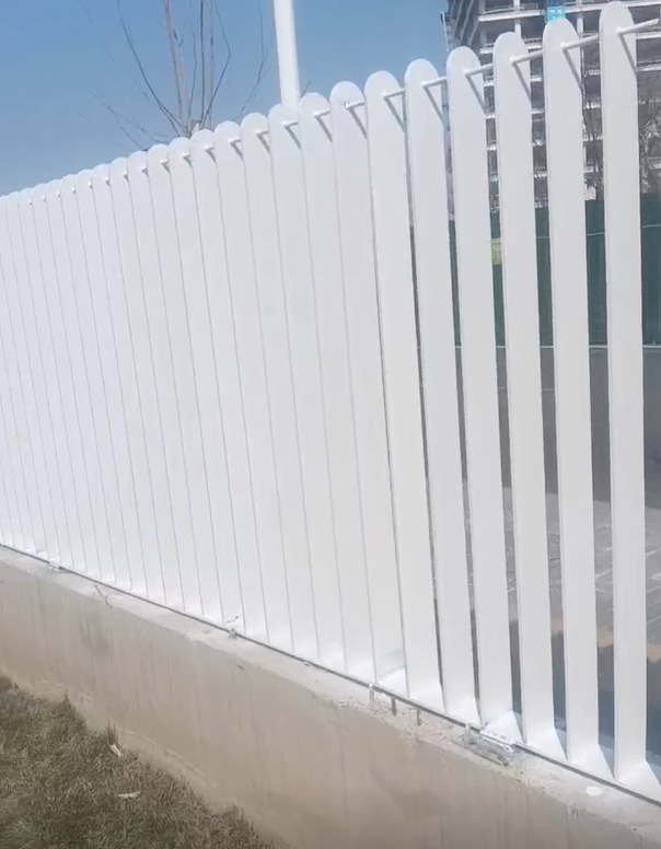 扩张金属板产品，菱形孔洞，银灰色金属表面