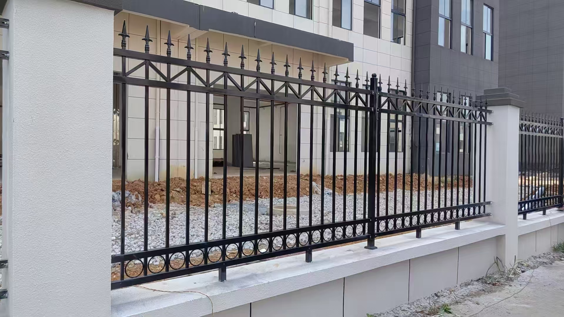 不锈钢筛网特写，金属光泽，精细网格结构