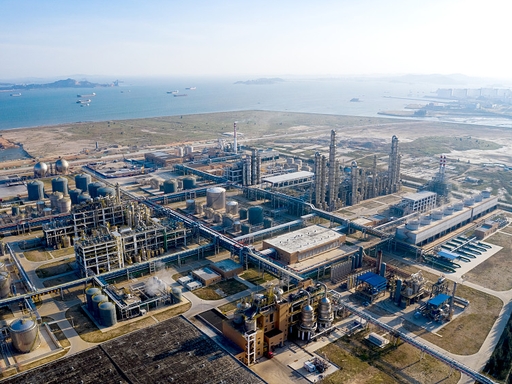 建筑工地场景，钢筋混凝土结构，建筑材料堆放